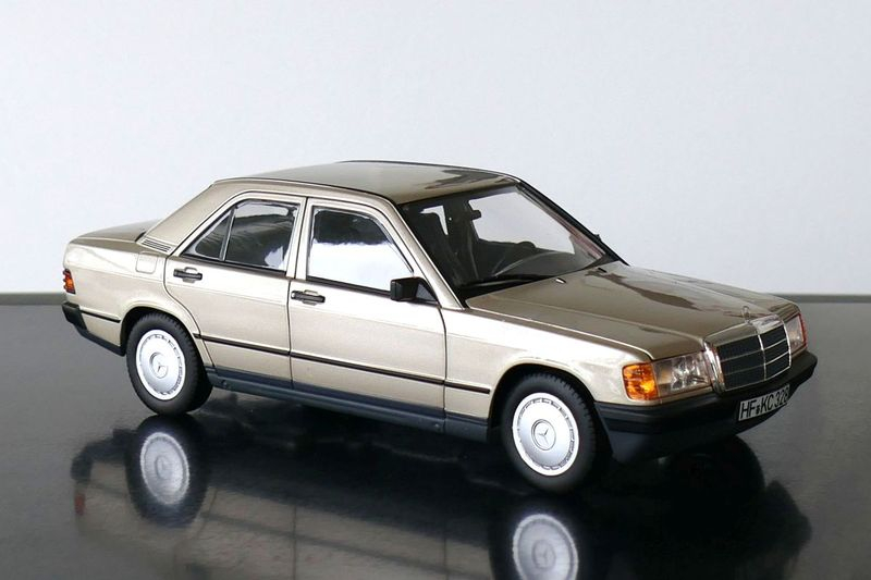 Mercedes 190 E (1982)   (smoke silver) 1:18